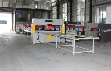 Rotating head cutting machine for fabric cutting